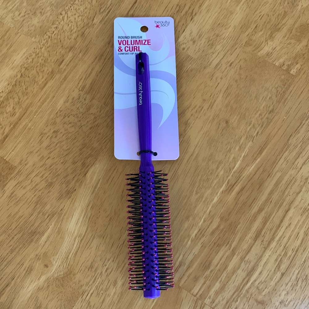 🎁NWT Round Hair Brush Comfort Tip Bristles Volumize and Curl